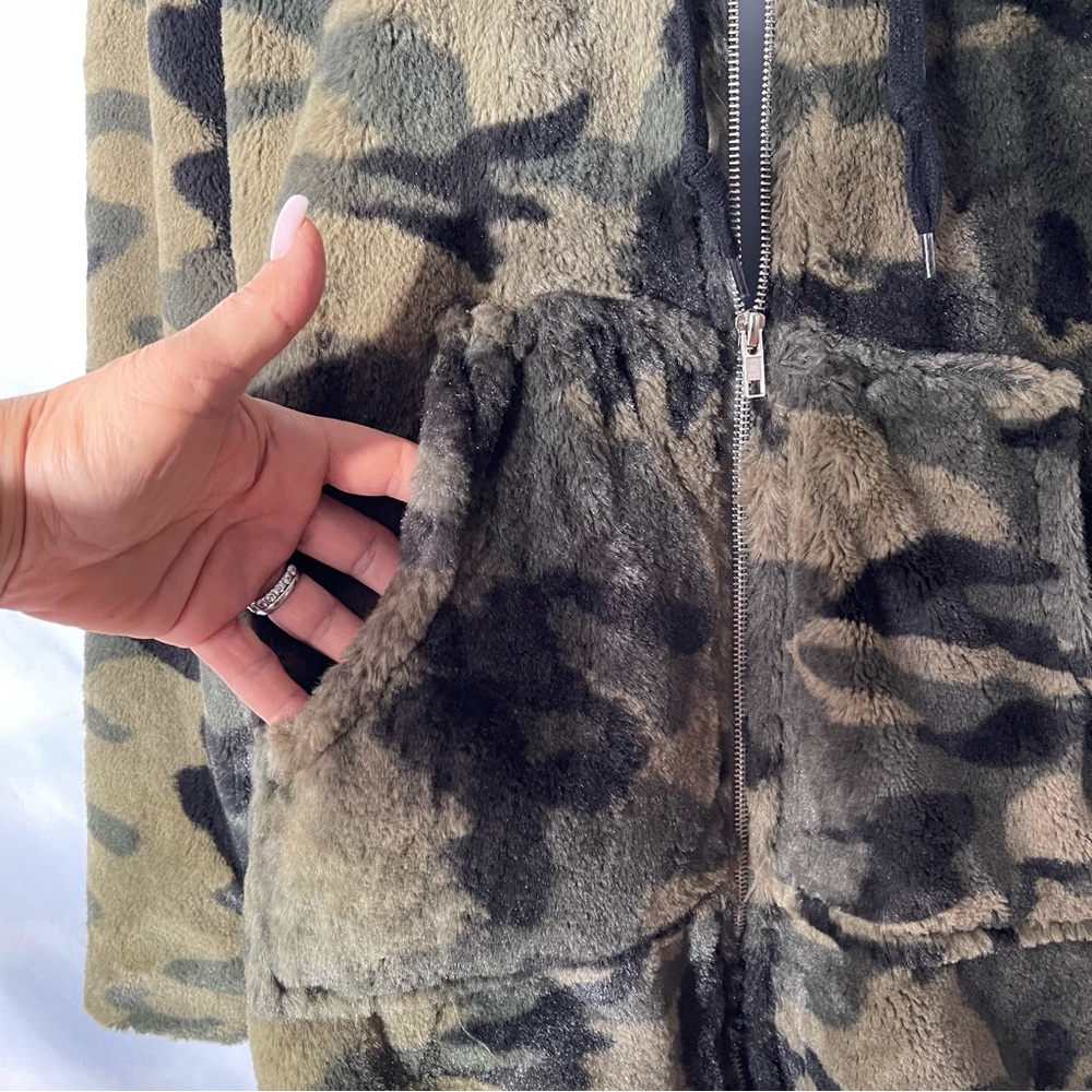 Wild honey fuzzy camo jacket size L. - Picture 6 of 9